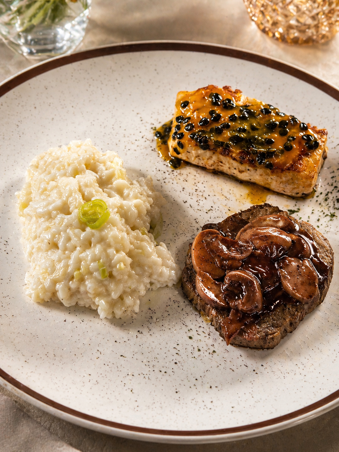 Prato sofisticado com filé mignon, risoto e salmão ao molho de maracujá
